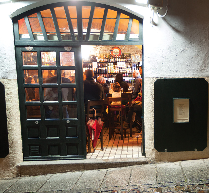 A rainy night makes for a busy bar in Cáceres.