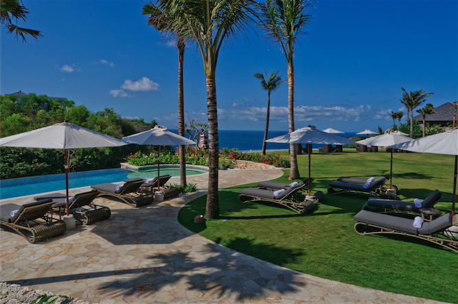 Bali resorts: the lawn at Semara Uluwatu Selatan