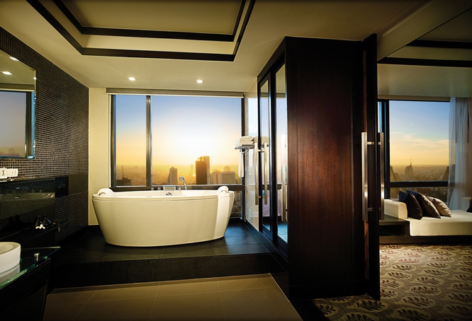 Banyan Tree Bangkok Club room bathroom