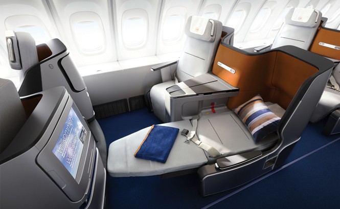 Lufthansa’s fully flat seats are angled toward each other in pairs.